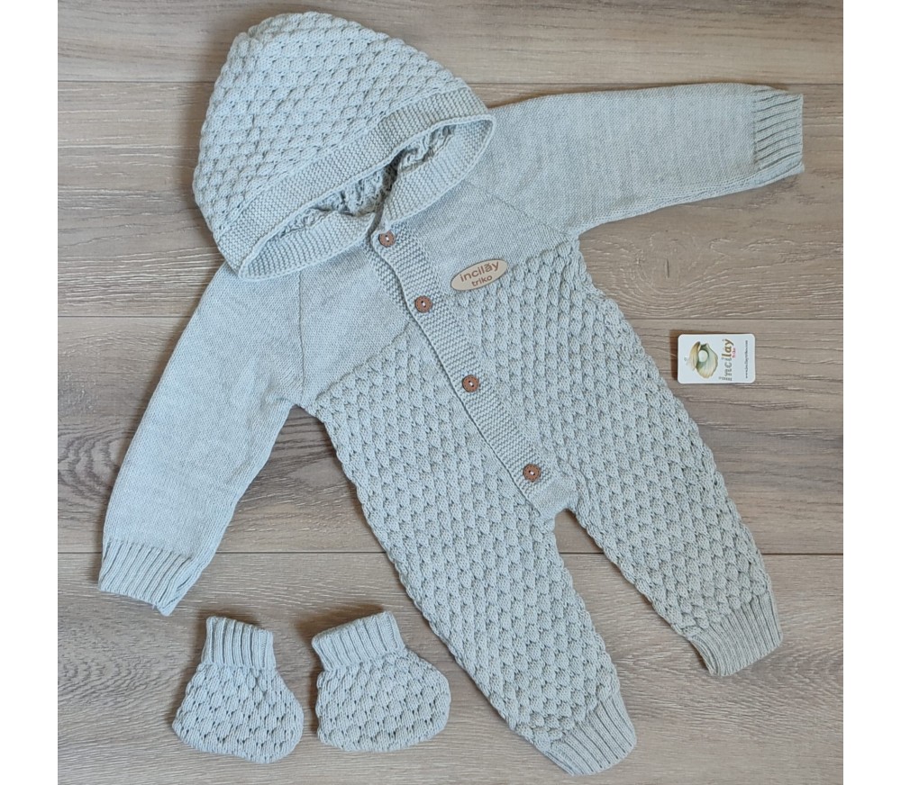 Купить оптом Вязанный комбинезон на пуговичках с пинетками серый Купить оптом Вязанный комбинезон на пуговичках с пинетками серый